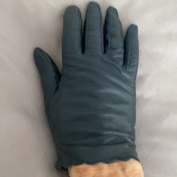 Ladies genuine vintage leather gloves in excellent condition. No rips. - Picture 2 of 6